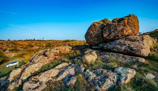 Uma Pequena Pilha Pedras Velhas Grande Campo Verde Amarelo Contra — Fotografia de Stock
