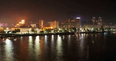 Muhteşem Ukrayna 'daki büyük parlak şehir Dnipropetrovsk' ta dingin, güzel Dinyeper nehri