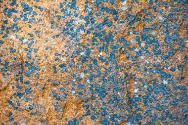 Parlak güneşin altında olağandışı bir ışık taşı. Güzel doğanın ılık havasında.