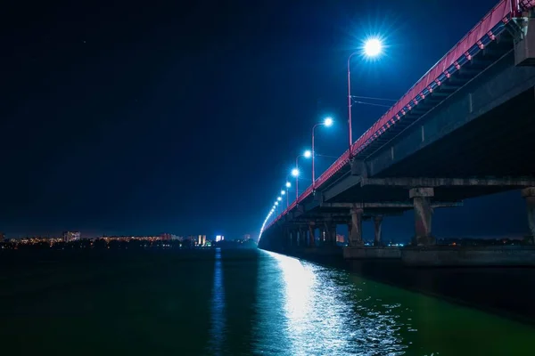 Vista Inferiore Bel Ponte Lungo Luminoso Con Luci Fredde Auto — Foto Stock