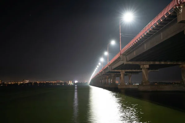 Vista Inferiore Bel Ponte Lungo Luminoso Con Luci Fredde Auto — Foto Stock