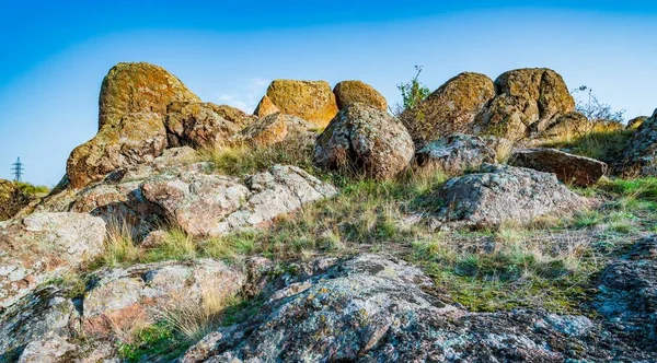 Depósitos Enormes Minerais Pedra Antigos Cobertos Com Vegetação Prado Cheio — Fotografia de Stock