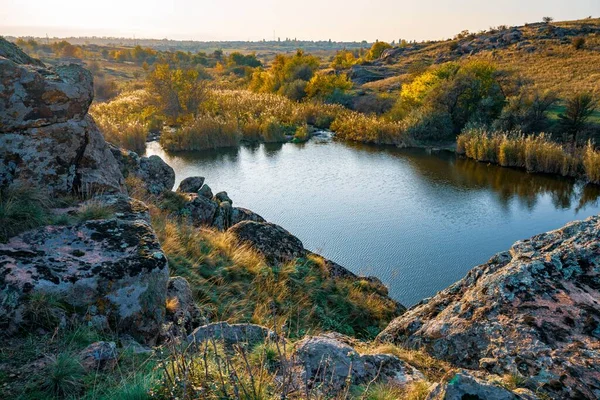Błyszcząca Rzeka Wśród Dużych Białych Kamieni Zielonej Roślinności Wzgórzach Ukrainie — Zdjęcie stockowe