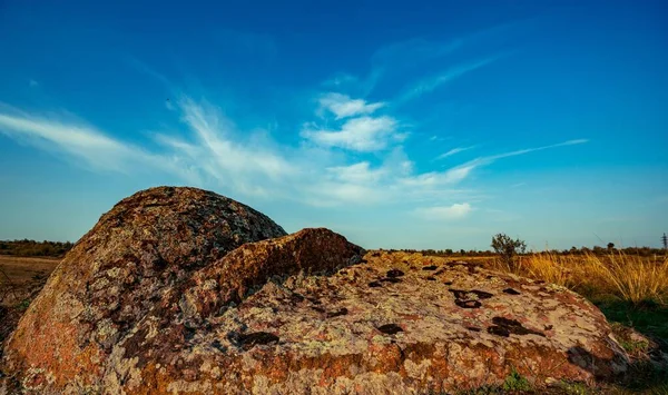 Depósitos Enormes Minerais Pedra Antigos Cobertos Vegetação Prado Cheio Sol — Fotografia de Stock