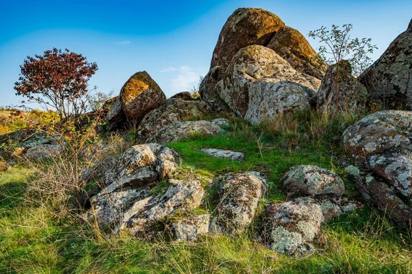 Depósitos Enormes Minerais Pedra Antigos Cobertos Com Vegetação Prado Cheio — Fotografia de Stock