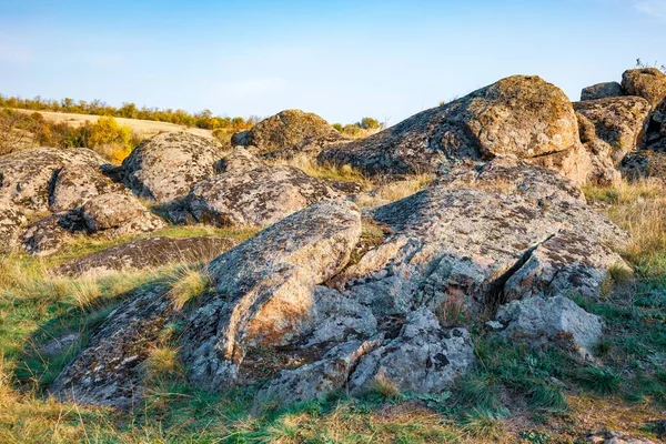 Depósitos Enormes Minerais Pedra Antigos Cobertos Com Vegetação Prado Cheio — Fotografia de Stock
