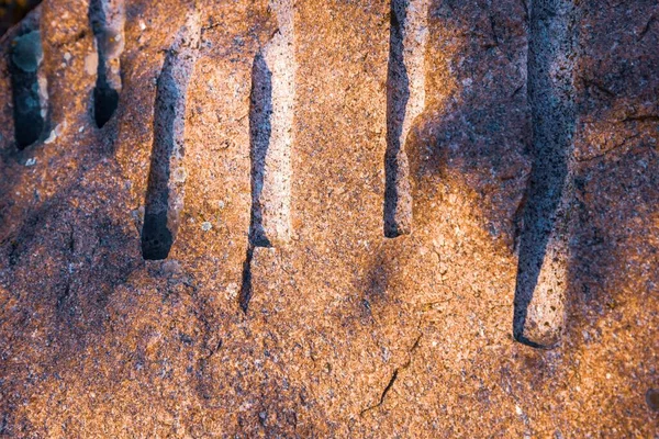 Pedra Leve Incomum Com Pequenos Traços Saliências Sol Brilhante Tempo — Fotografia de Stock