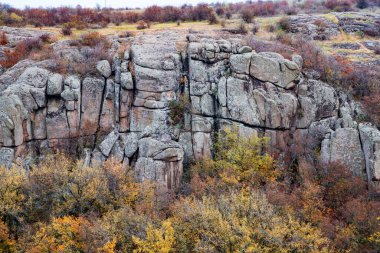 Aktovsky Kanyonu, Ukrayna. Etrafında sonbahar ağaçları ve büyük taş kayalar