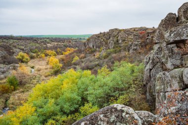 Aktovsky Kanyonu, Ukrayna. Etrafında sonbahar ağaçları ve büyük taş kayalar