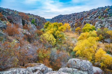 Aktovsky Kanyonu, Ukrayna. Etrafında sonbahar ağaçları ve büyük taş kayalar