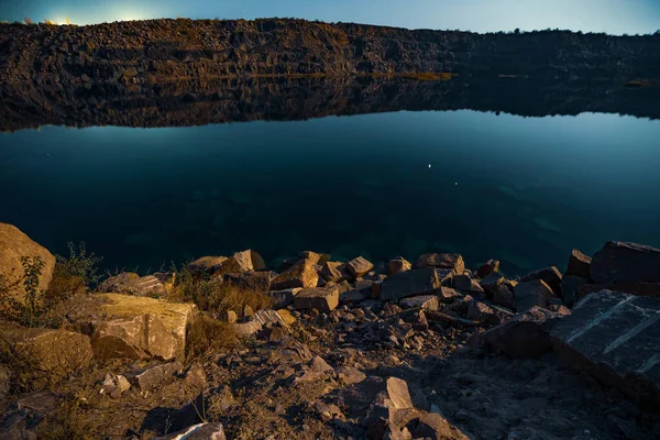 Güzel Göl Yıldızlı Güzel Bir Gece Gökyüzüne Karşı Madende Çalışmaktan — Stok fotoğraf