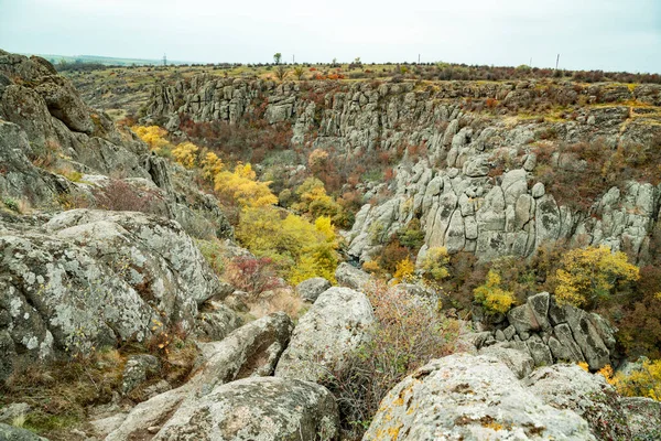 Kanion Aktovsky Ukraina Jesienne Drzewa Duże Kamienne Głazy Wokół — Zdjęcie stockowe