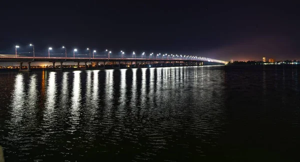 Belo Reflexo Brilhante Lanternas Brilhantes Com Luz Fria Grande Rio — Fotografia de Stock