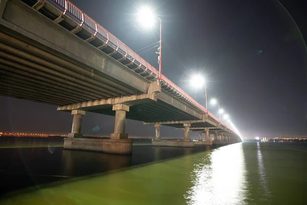 Vista Inferiore Bel Ponte Lungo Luminoso Con Luci Fredde Auto — Foto Stock