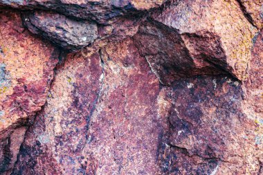 Parlak güneşin altında olağandışı bir ışık taşı. Güzel doğanın ılık havasında.