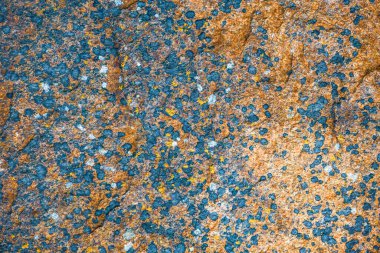 Parlak güneşin altında olağandışı bir ışık taşı. Güzel doğanın ılık havasında.