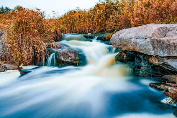 Ukrayna 'nın pitoresk doğası üzerine serin bir sonbaharda, sararmış altın otlarla kaplı beyaz ıslak taşların arasında fantastik bir dere akıyor.