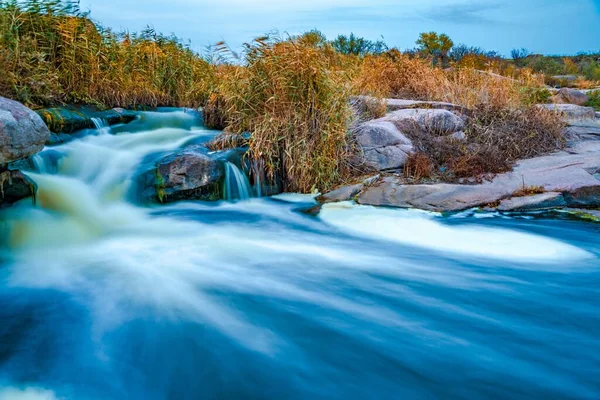 Ukrayna 'nın pitoresk doğası üzerine serin bir sonbaharda, sararmış altın otlarla kaplı beyaz ıslak taşların arasında fantastik bir dere akıyor.