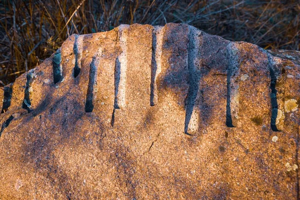 Pedra Leve Incomum Com Pequenos Traços Saliências Sol Brilhante Tempo — Fotografia de Stock