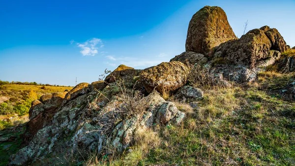 Огромные Месторождения Каменных Полезных Ископаемых Покрытых Растительностью Лугу Наполненном Теплым — стоковое фото