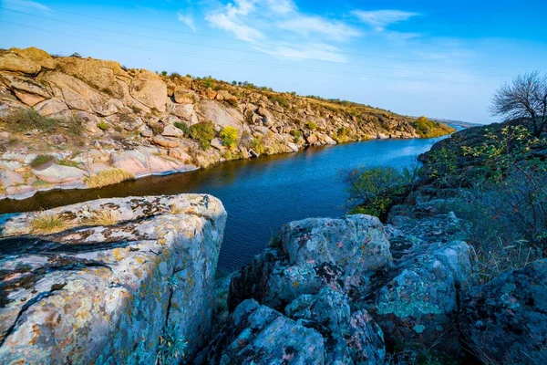 Ett Stort Antal Stenmineraler Täckta Med Grön Vegetation Som Ligger — Stockfoto