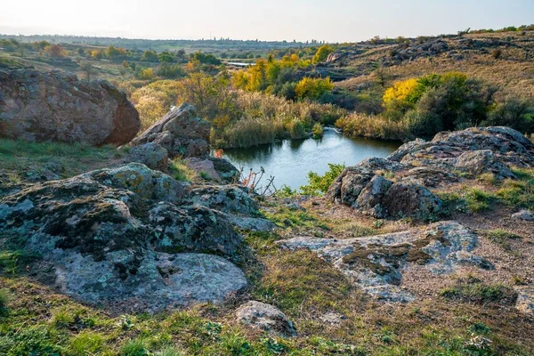 Bellissimo Fiume Scintillante Tra Grandi Pietre Bianche Vegetazione Verde Sulle — Foto Stock