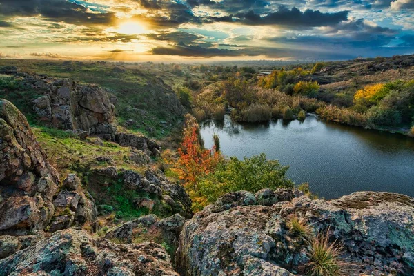 在乌克兰山上的白色大石头和绿色的植被中 一条闪闪发光的美丽的小河 — 图库照片