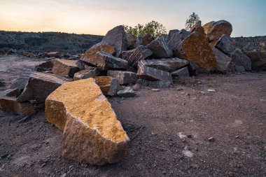 Maden ocağının yakınında büyük taş yatakları var.