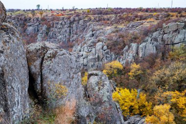 Aktovsky Kanyonu, Ukrayna. Etrafında sonbahar ağaçları ve büyük taş kayalar