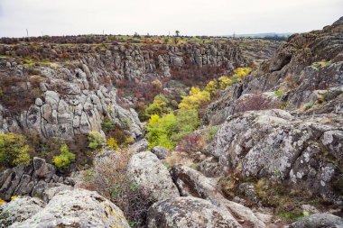 Aktovsky Kanyonu, Ukrayna. Etrafında sonbahar ağaçları ve büyük taş kayalar