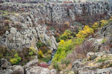 Aktovsky Kanyonu, Ukrayna. Etrafında sonbahar ağaçları ve büyük taş kayalar