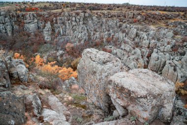 Aktovsky Kanyonu, Ukrayna. Etrafında sonbahar ağaçları ve büyük taş kayalar