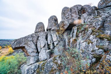 Aktovsky Kanyonu, Ukrayna. Etrafında sonbahar ağaçları ve büyük taş kayalar