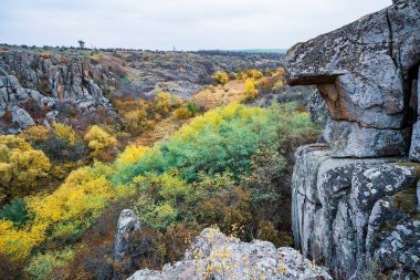 Aktovsky Kanyonu, Ukrayna. Etrafında sonbahar ağaçları ve büyük taş kayalar