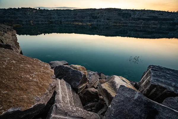 Beautiful Lake Surrounded Large Piles Stone Waste Hard Work Mine — Stock Photo, Image