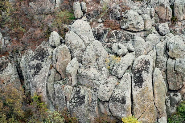 ウクライナのアクトフスキー キャニオン 秋の木々や大きな石の岩 — ストック写真