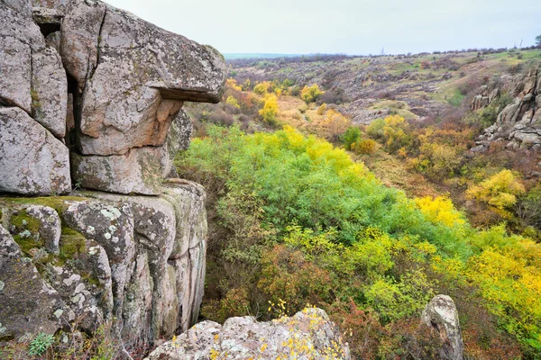 Aktovsky Canyon Ucrânia Árvores Outono Grandes Rochas Pedra Redor — Fotografia de Stock