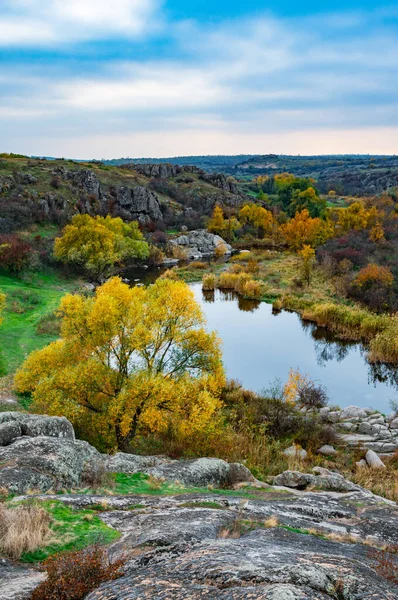 Enormi Depositi Vecchi Minerali Pietra Ricoperti Vegetazione Prato Pieno Sole — Foto Stock