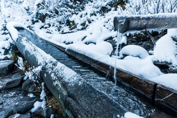 Small Fast Spring Clean Cool Transparent Water Heavy Snow Dark — Stock Photo, Image