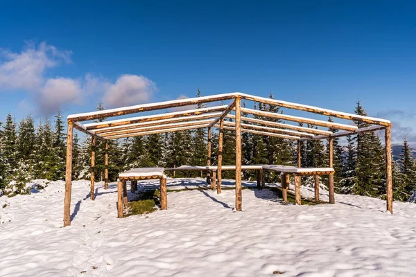 Grand Belvédère Découvert Sommet Montagne Dresse Sur Une Prairie Blanche — Photo