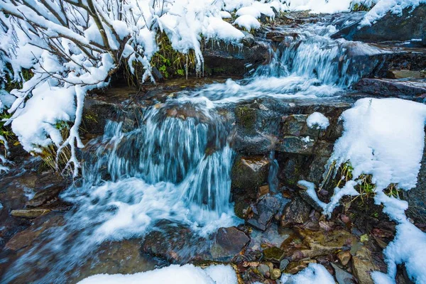 Petit Ruisseau Rapide Parmi Les Petites Pierres Humides Neige Blanche — Photo