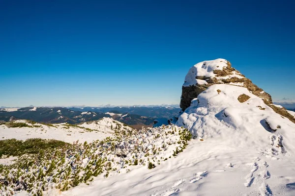 Maravilhosas Paisagens Cobertas Com Primeira Neve Com Grandes Bordas Rochosas — Fotografia de Stock