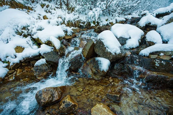 Pequeno Fluxo Rápido Entre Pequenas Pedras Molhadas Neve Branca Fria — Fotografia de Stock