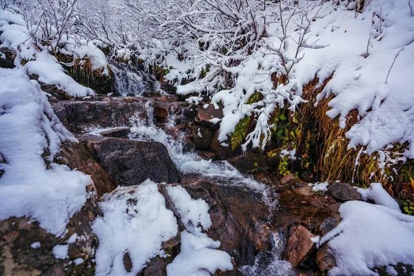 Petit Ruisseau Rapide Parmi Les Petites Pierres Humides Neige Blanche — Photo