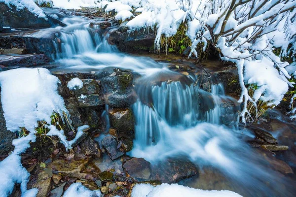 Petit Ruisseau Rapide Parmi Les Petites Pierres Humides Neige Blanche — Photo