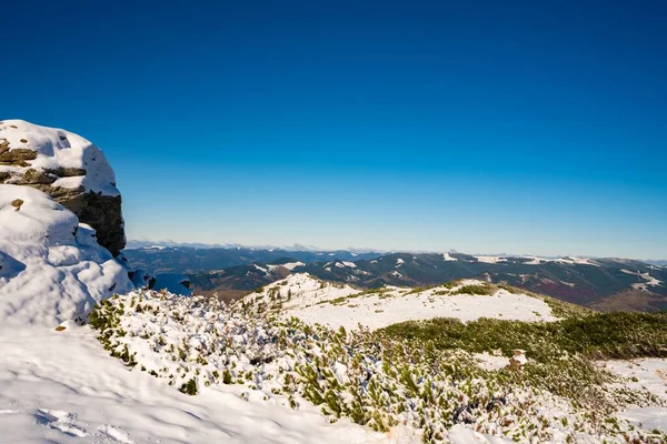 美丽的风景 覆盖着喀尔巴阡山脉的巨大岩石隆起的头一场雪 美丽的乌克兰蓝天 靠近德森姆卜罗尼亚村 — 图库照片