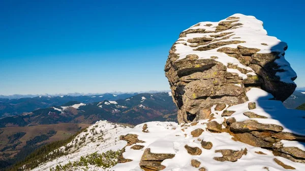 Wonderful Landscapes Covered First Snow Large Rocky Ledges Carpathian Mountains — Stock Photo, Image