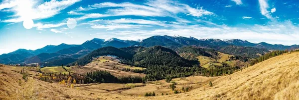 Prachtige Kleurrijke Bossen Karpaten Een Klein Dorpje Tegen Achtergrond Van — Stockfoto