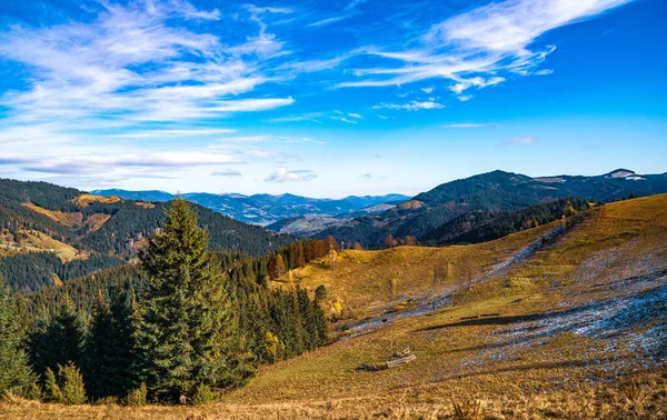 Krásné Barevné Lesy Pokrývající Karpatské Hory Malou Vesničku Pozadí Teplého — Stock fotografie