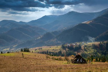Karpatların güzel taze doğası renkli ormanların yüksek tepelerinde, yeşil çayırlarda ve olağanüstü mavi gökyüzünde resmedilir.